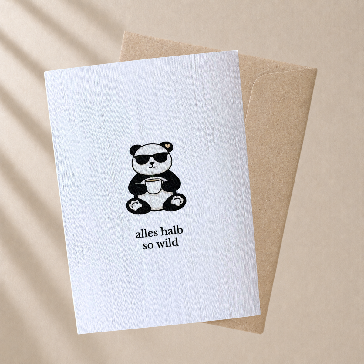 Panda Grußkarte „Alles halb so wild“ mit braunem Umschlag (A6)