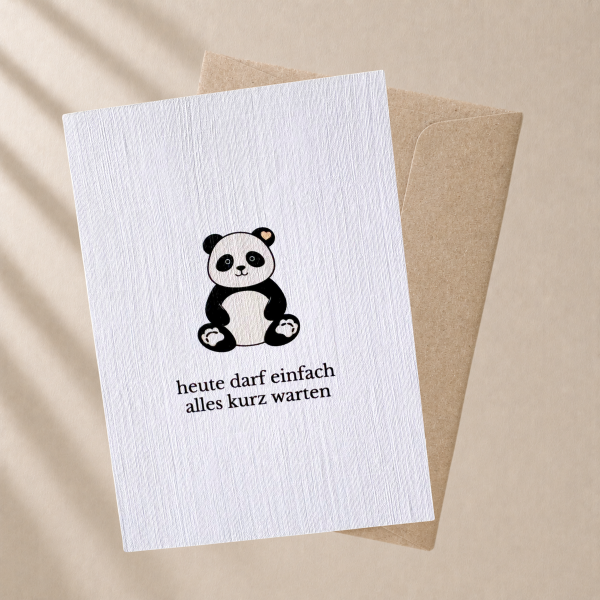 Panda Grußkarte „Heute darf einfach alles kurz warten“ mit braunem Umschlag (A6)