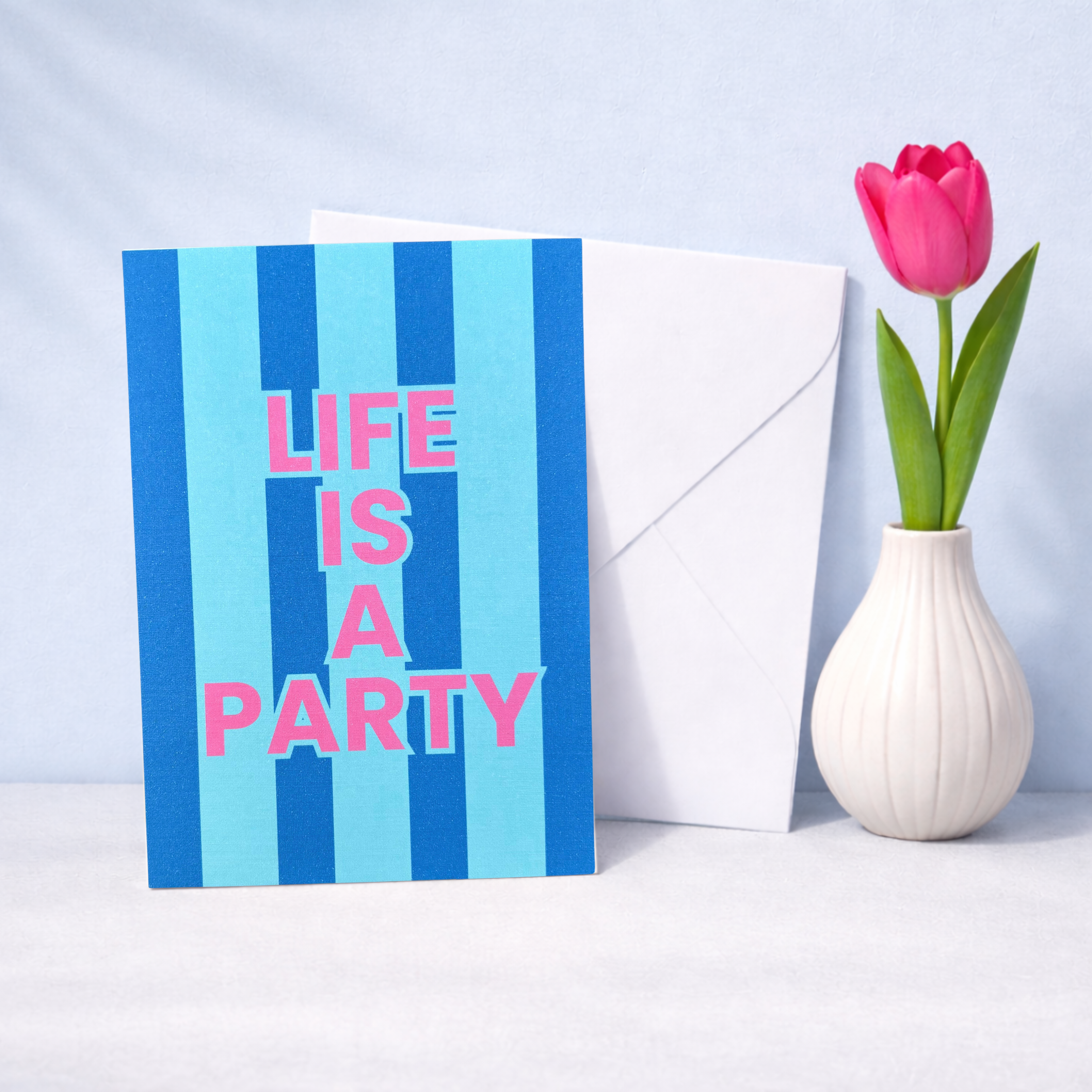 Postkarte „Life is a Party“ – Statement Karte aus Leinenpapier