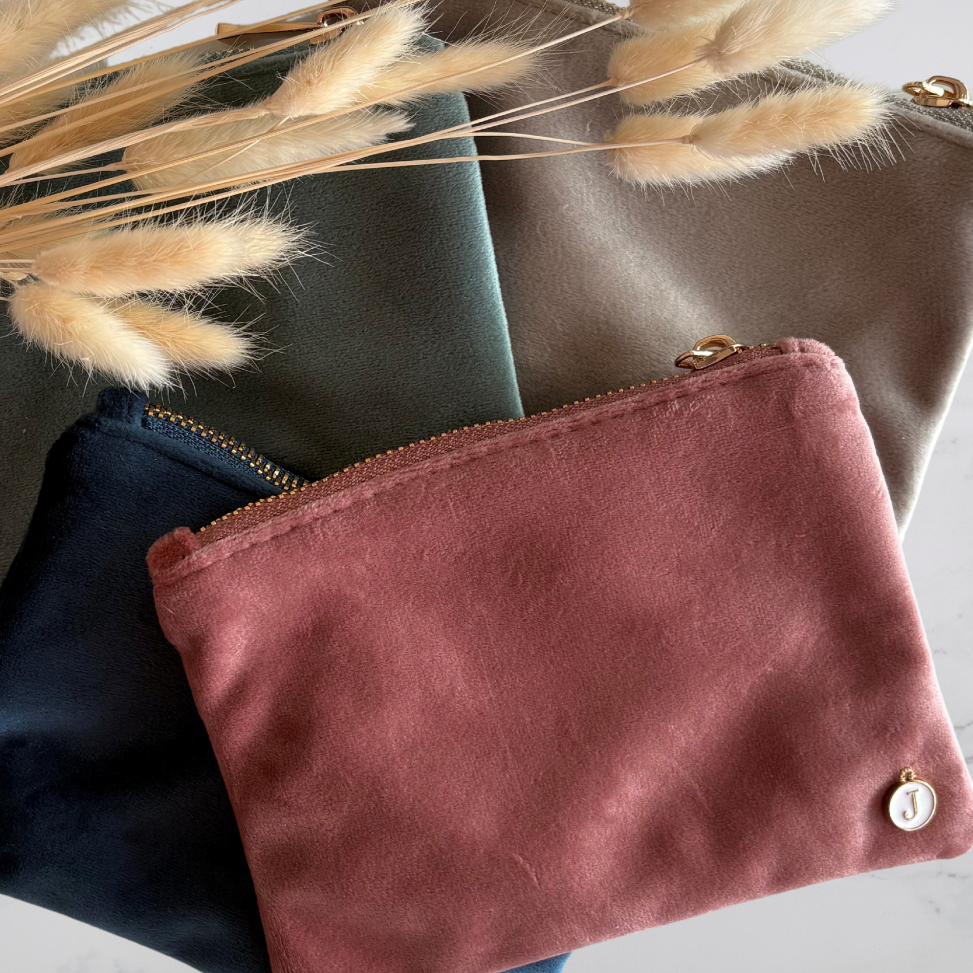 Personalisierbare Samt-Kosmetiktasche mit Initiale – Samttasche in 4 Farben