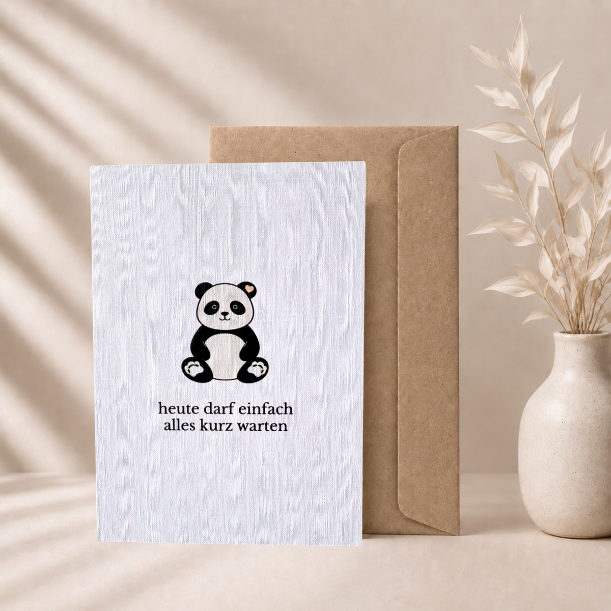 Panda Grußkarte „Heute darf einfach alles kurz warten“ mit braunem Umschlag (A6)