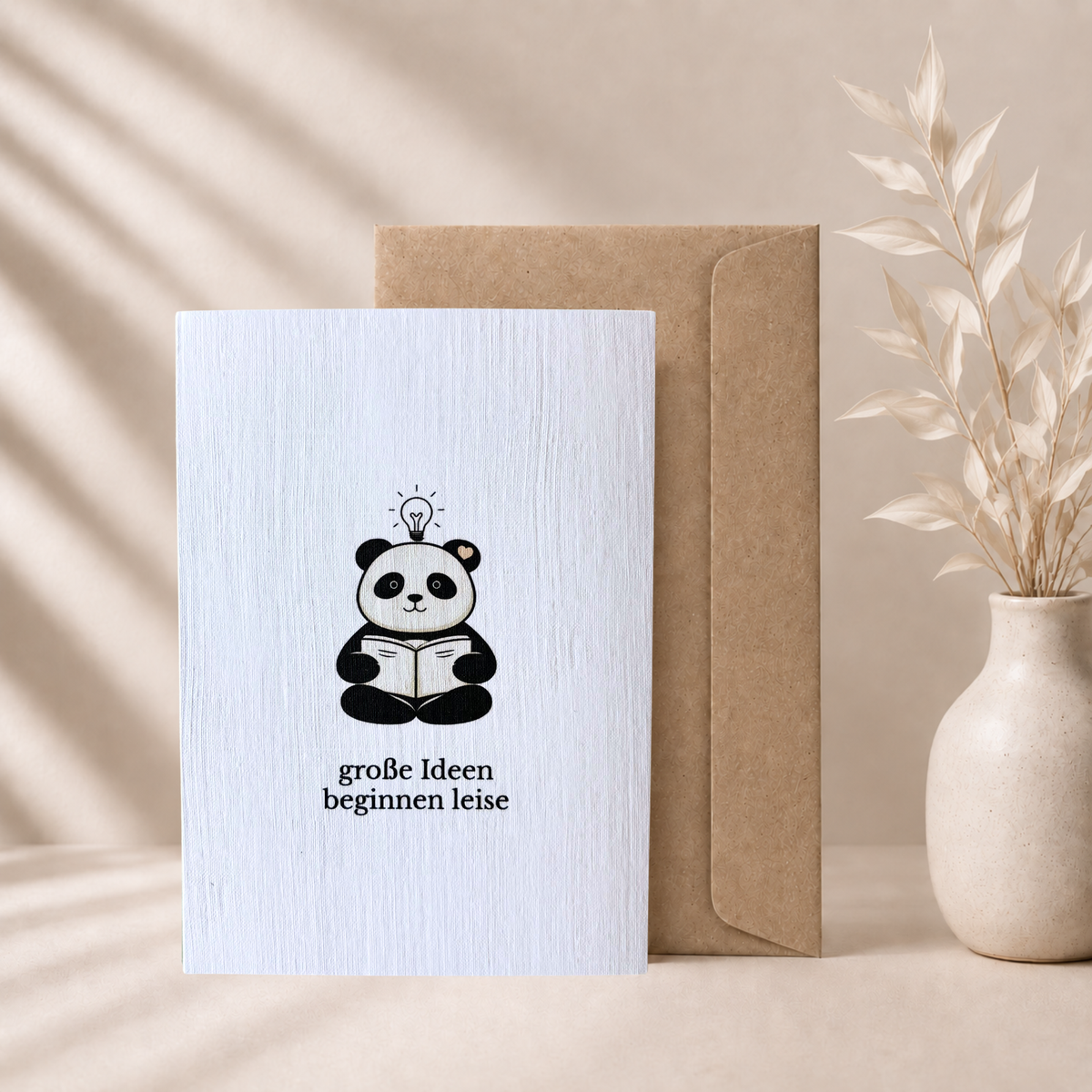 Panda Grußkarte „Große Ideen beginnen leise“ mit braunem Umschlag (A6)