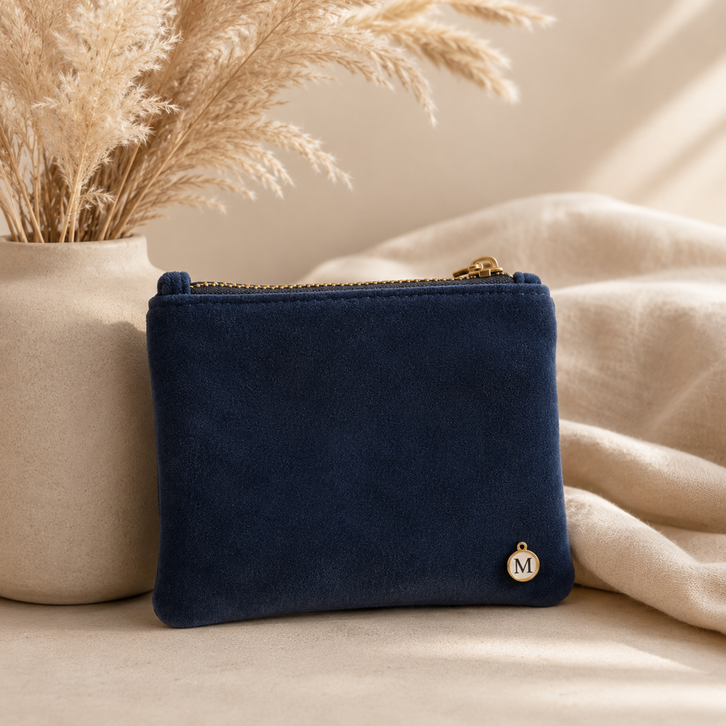 Soul Collection Samttasche mit Buchstaben-Anhänger - Personalisierte Kosmetiktasche aus recyceltem Samt