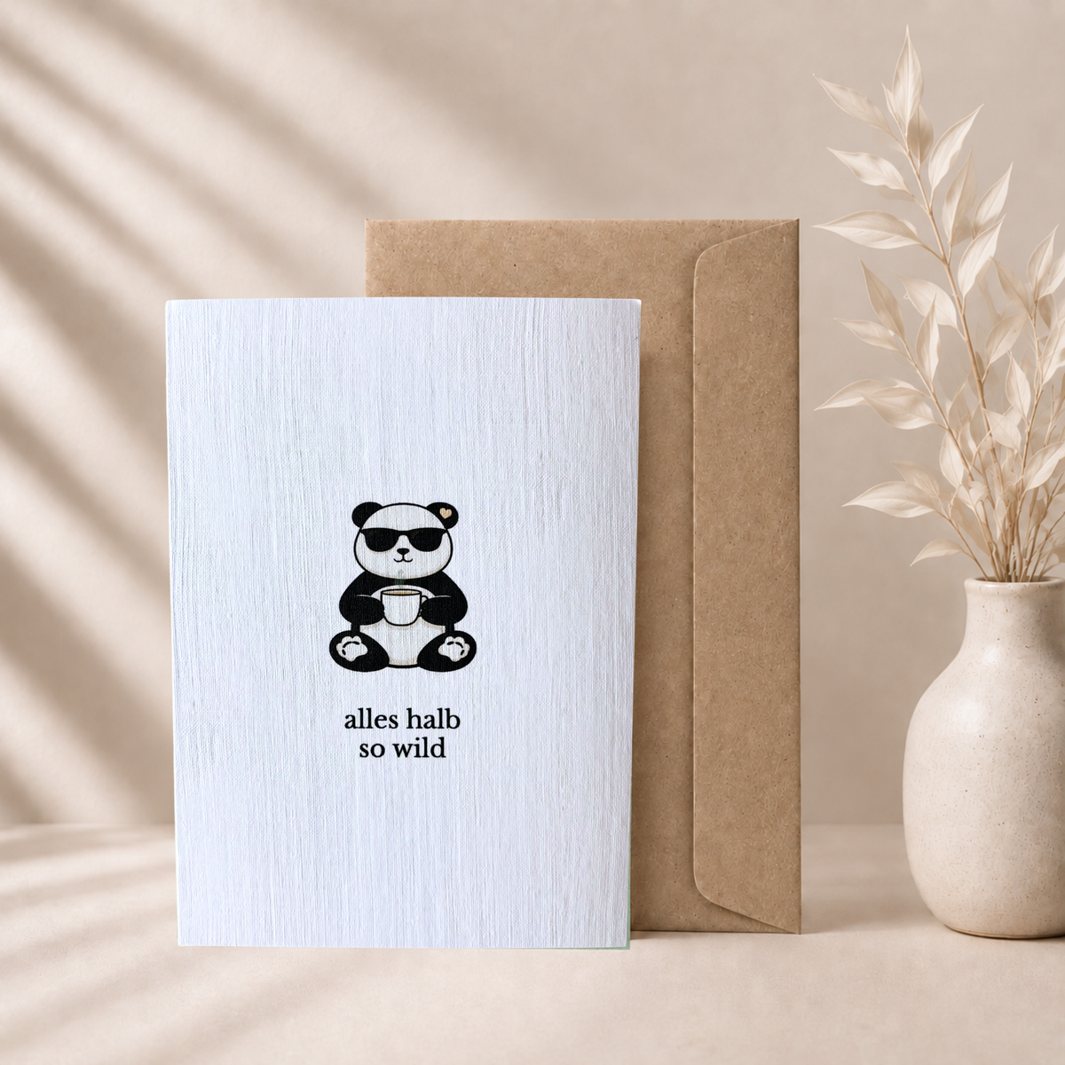 Panda Grußkarte „Alles halb so wild“ mit braunem Umschlag (A6)