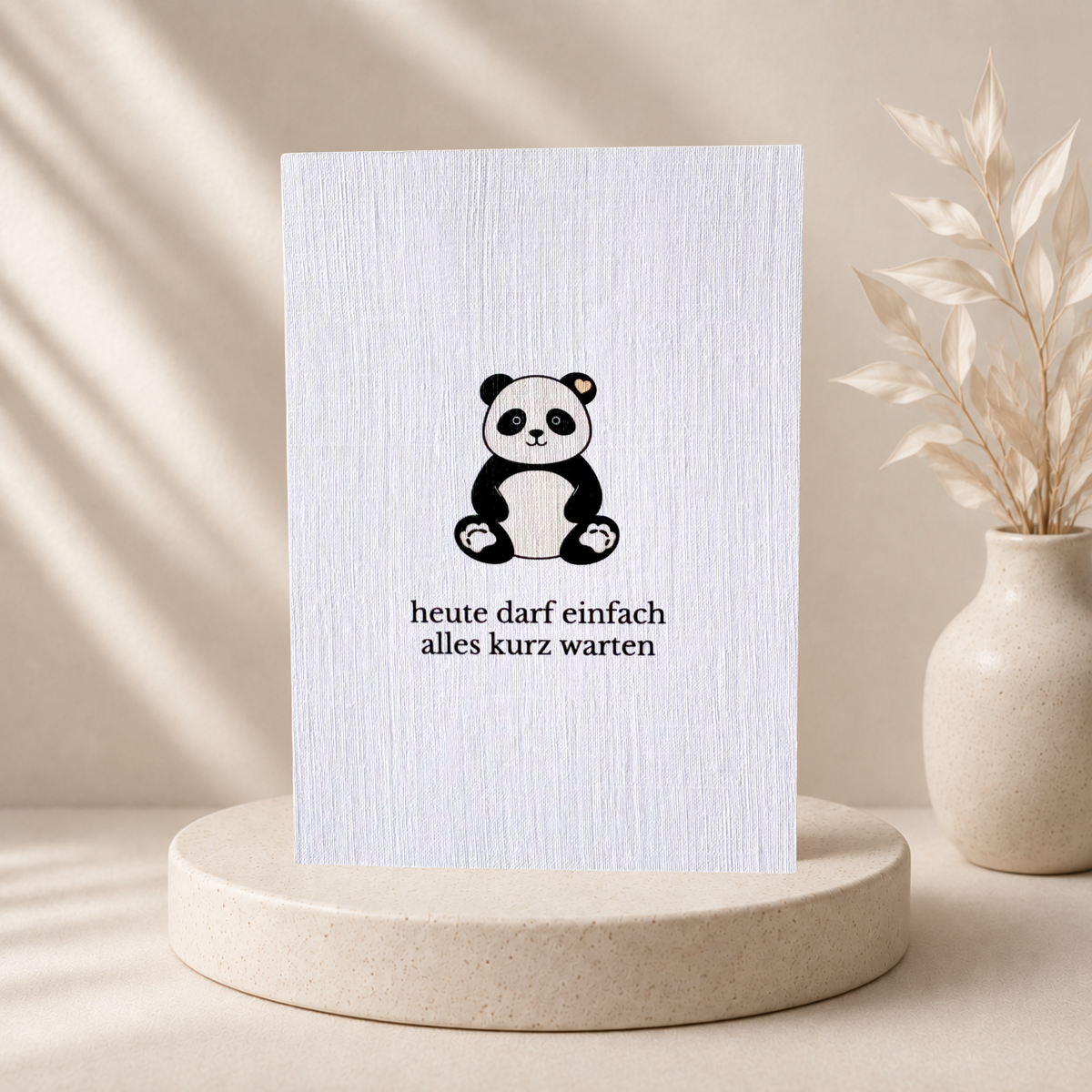 Panda Grußkarte „Heute darf einfach alles kurz warten“ mit braunem Umschlag (A6)