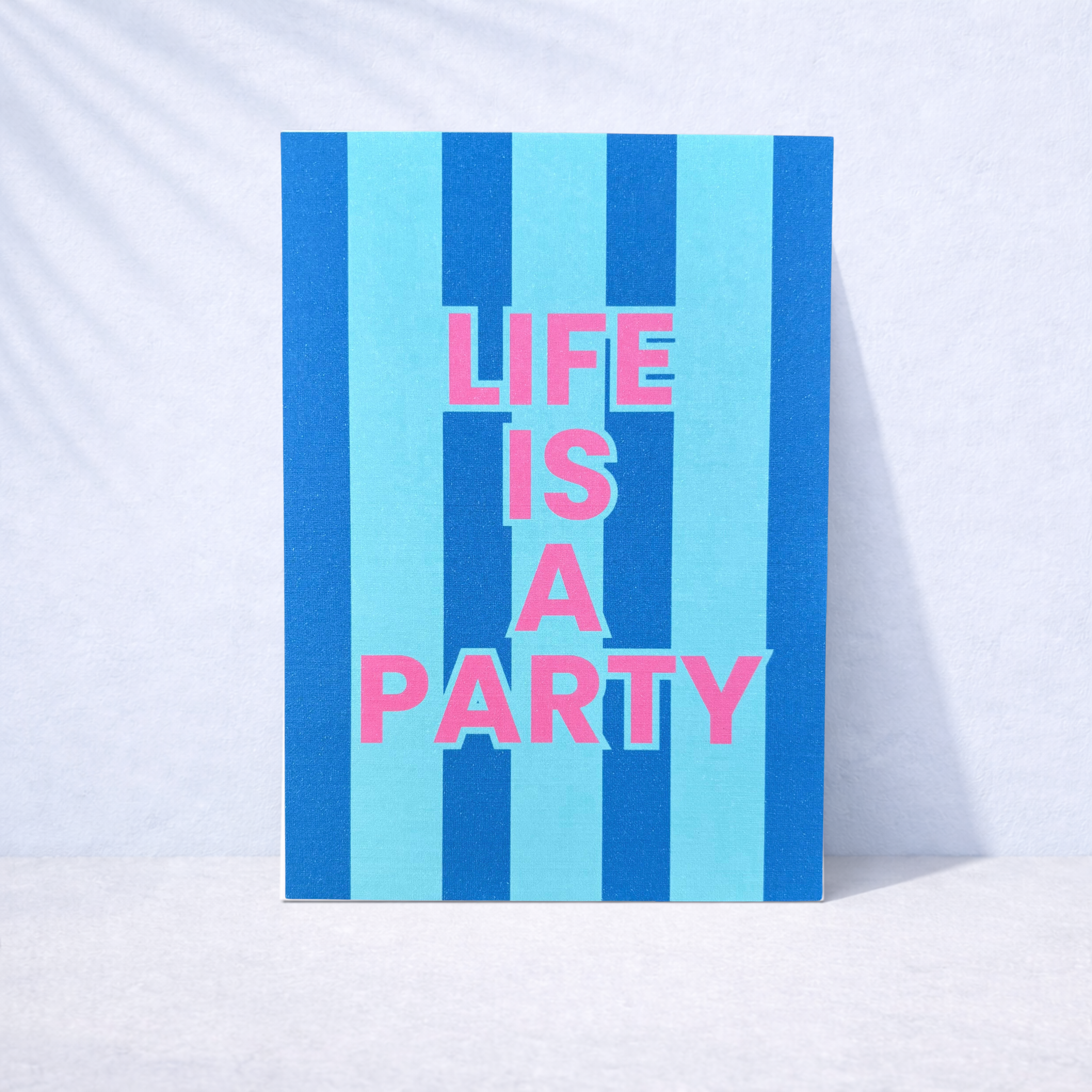 Postkarte „Life is a Party“ – Statement Karte aus Leinenpapier