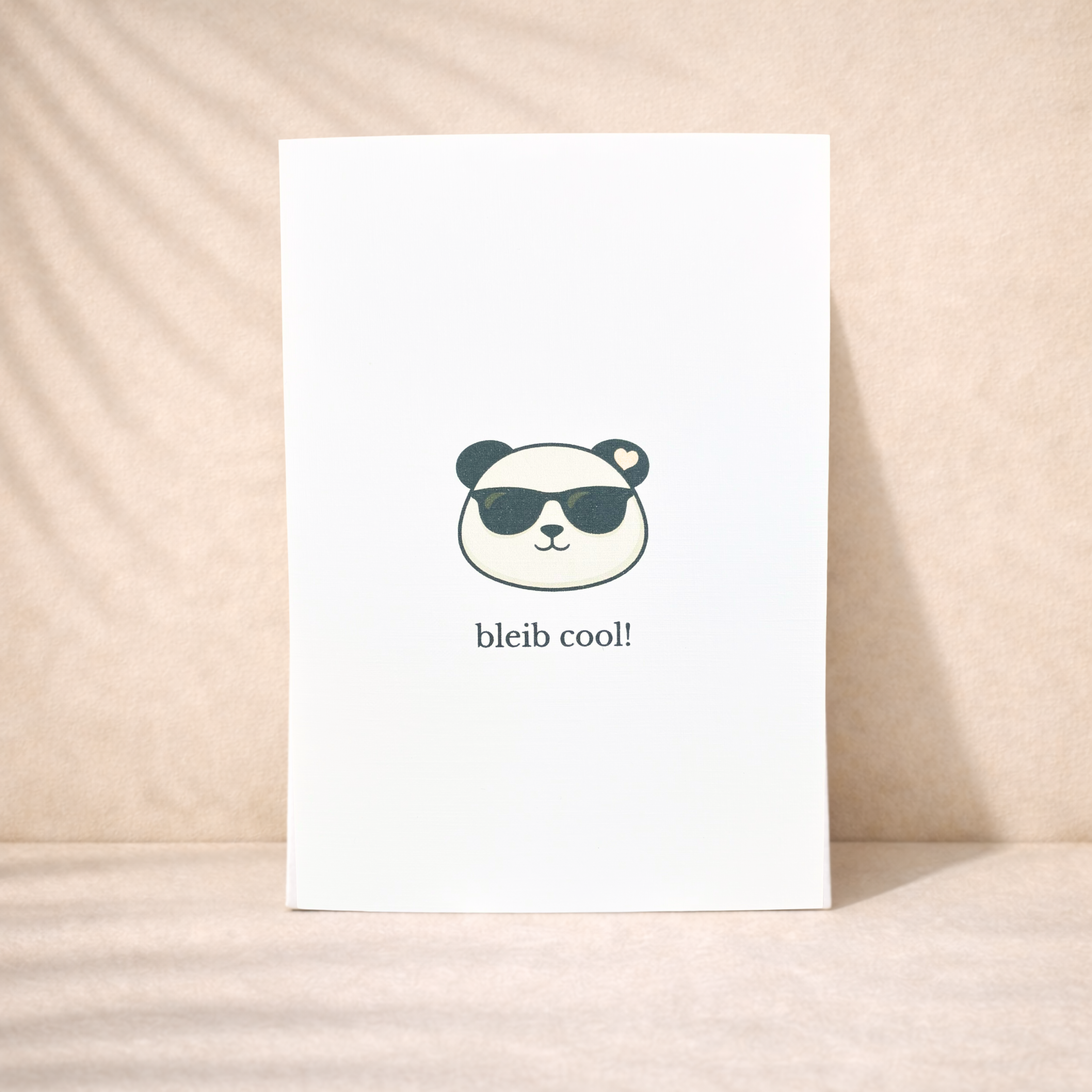 Leinen Grußkarte „Bleib cool!“ – Panda Karte mit Sonnenbrille inkl. Umschlag