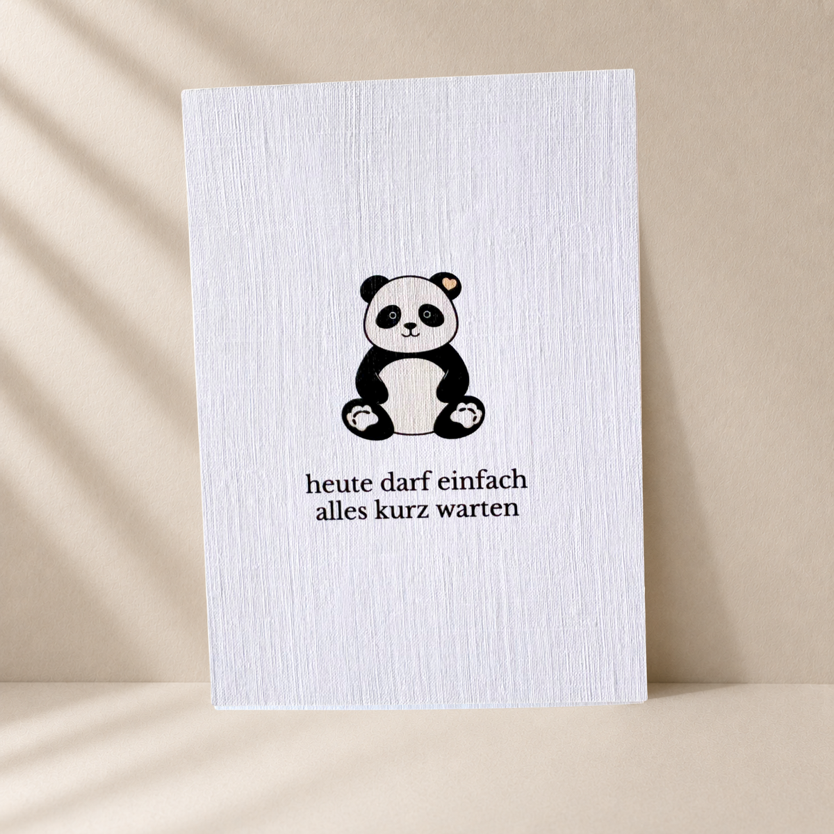Panda Grußkarte „Heute darf einfach alles kurz warten“ mit braunem Umschlag (A6)