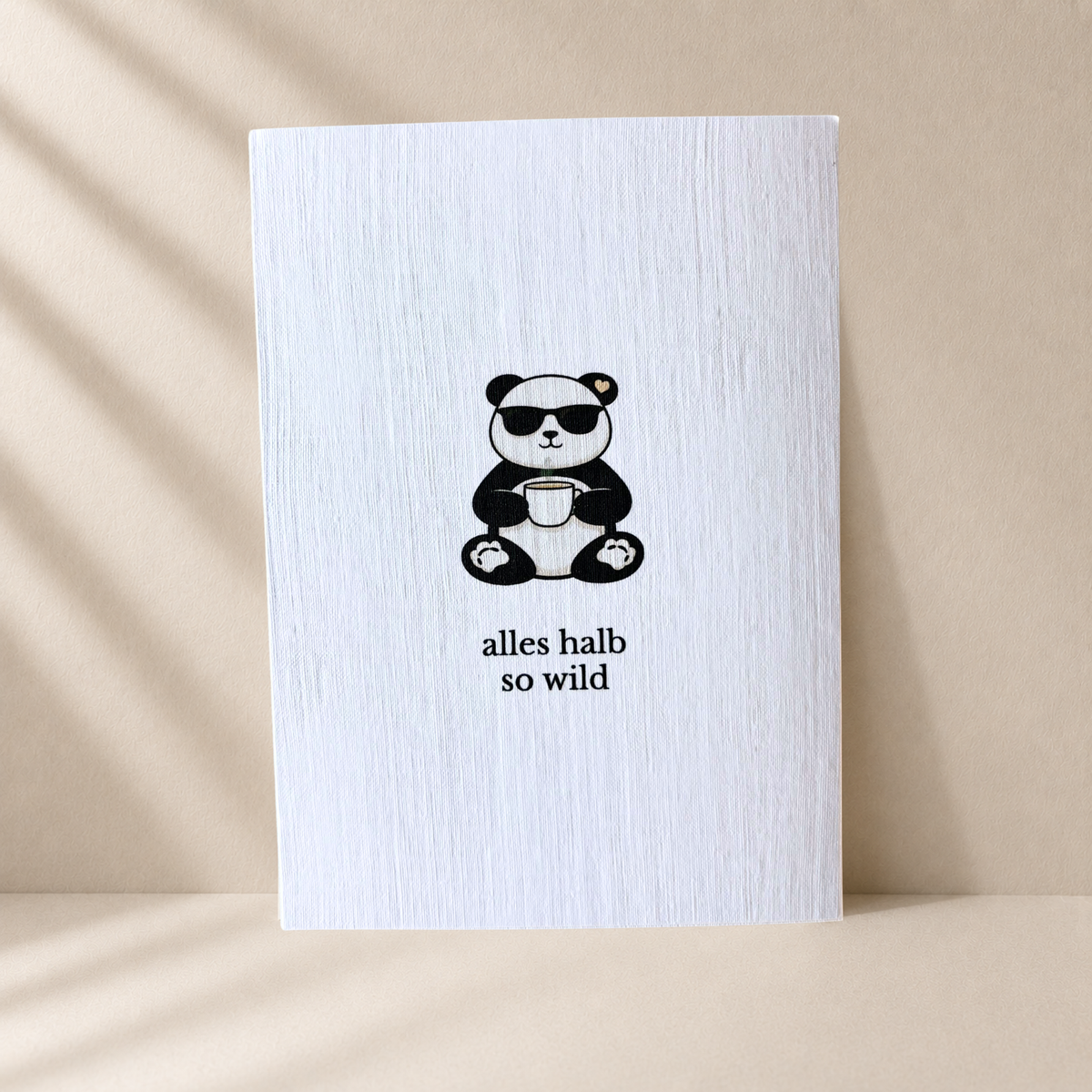 Panda Grußkarte „Alles halb so wild“ mit braunem Umschlag (A6)