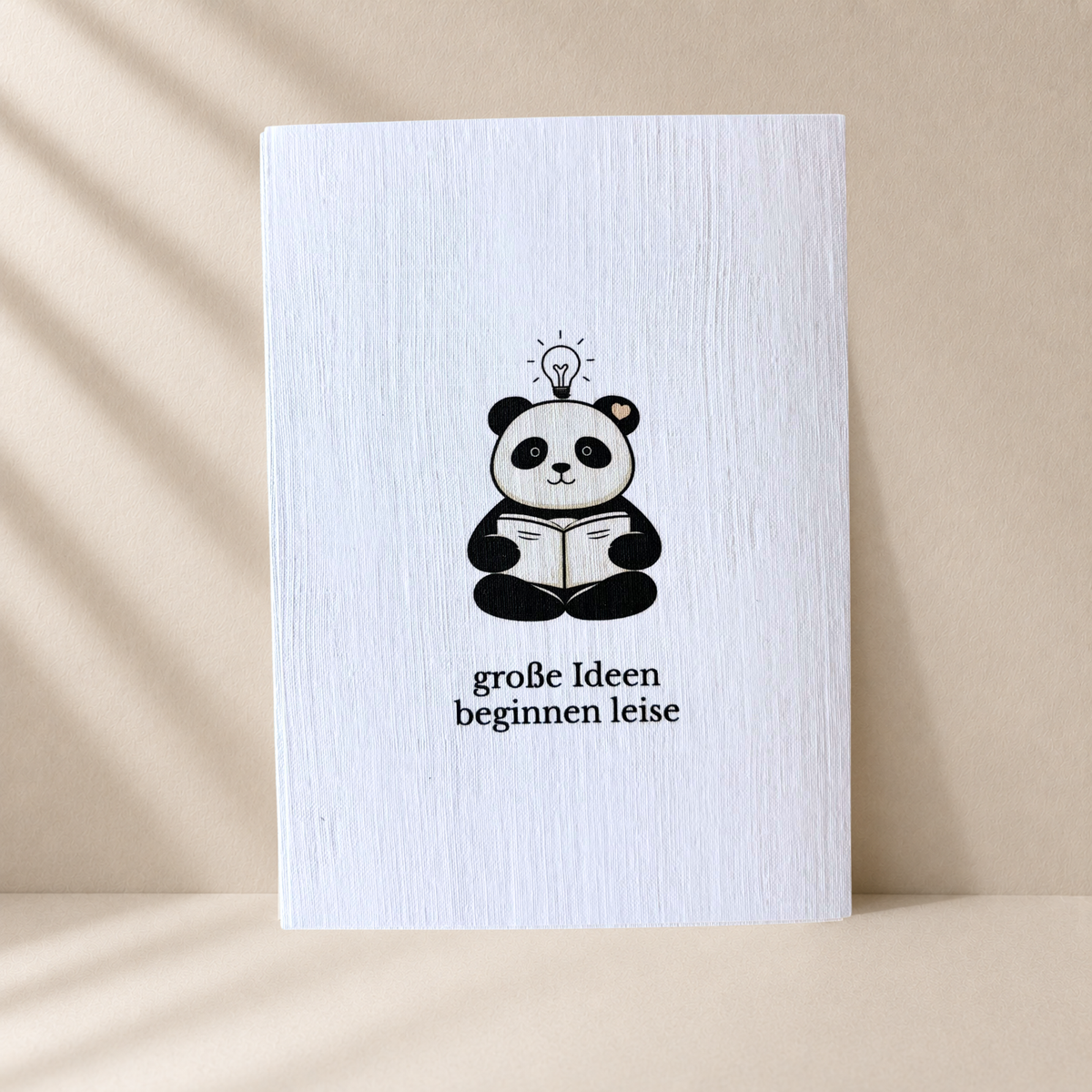 Panda Grußkarte „Große Ideen beginnen leise“ mit braunem Umschlag (A6)